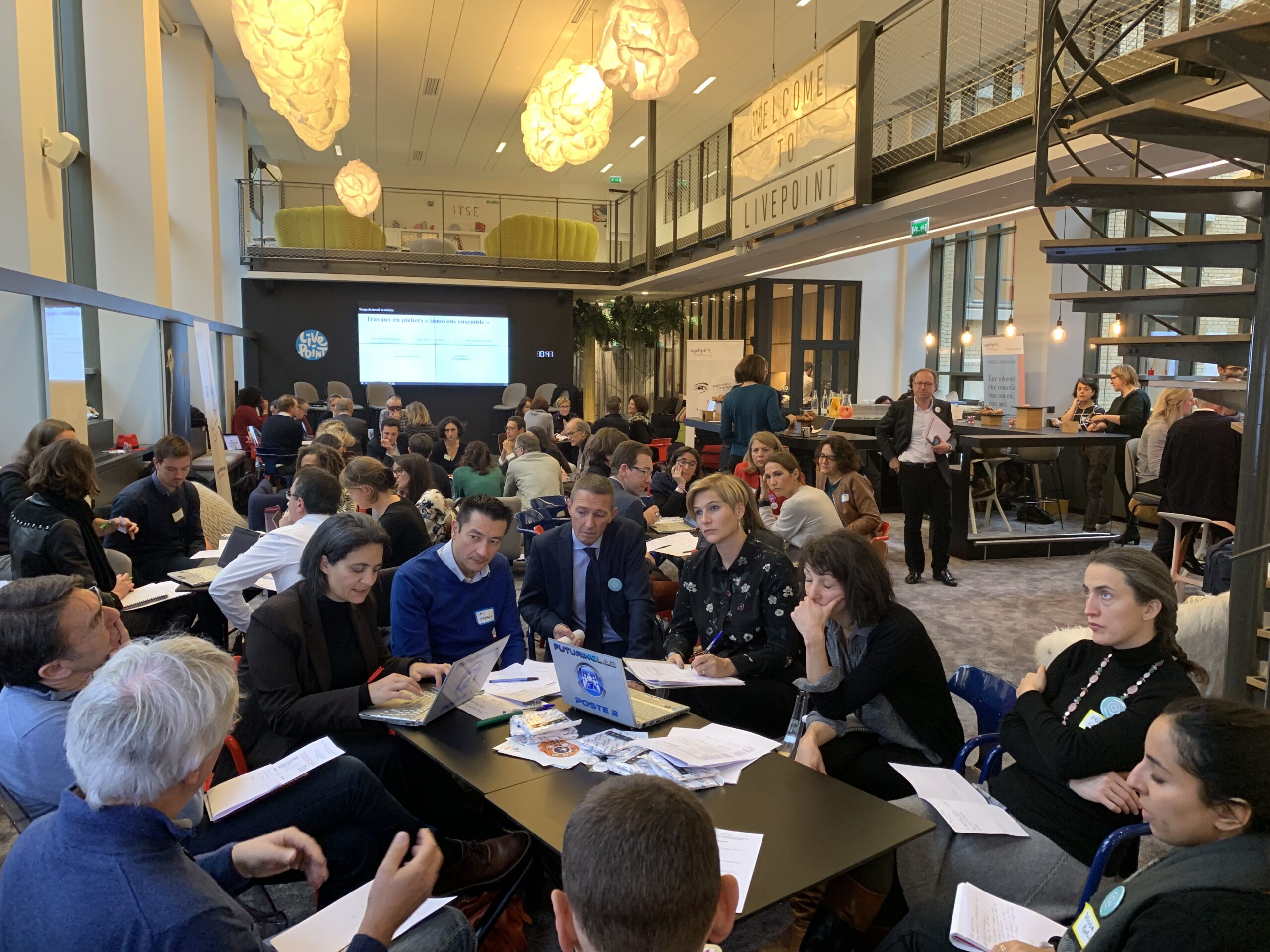 Équipe de professionnels utilisant la Plateforme Numérique Collaborative de Futuring Lab pour créer de la valeur collective.